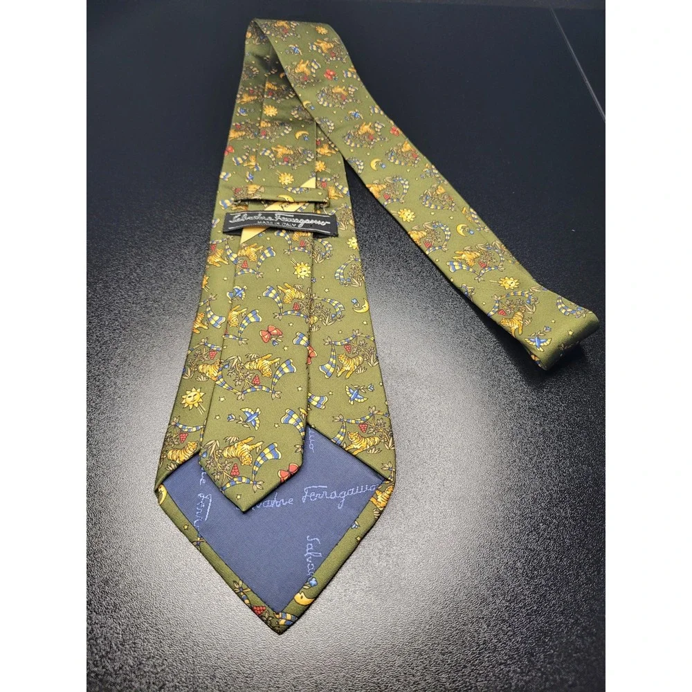 Salvatore Ferragamo Men's Necktie Green Tiger Silk 3.75x58 Excellent